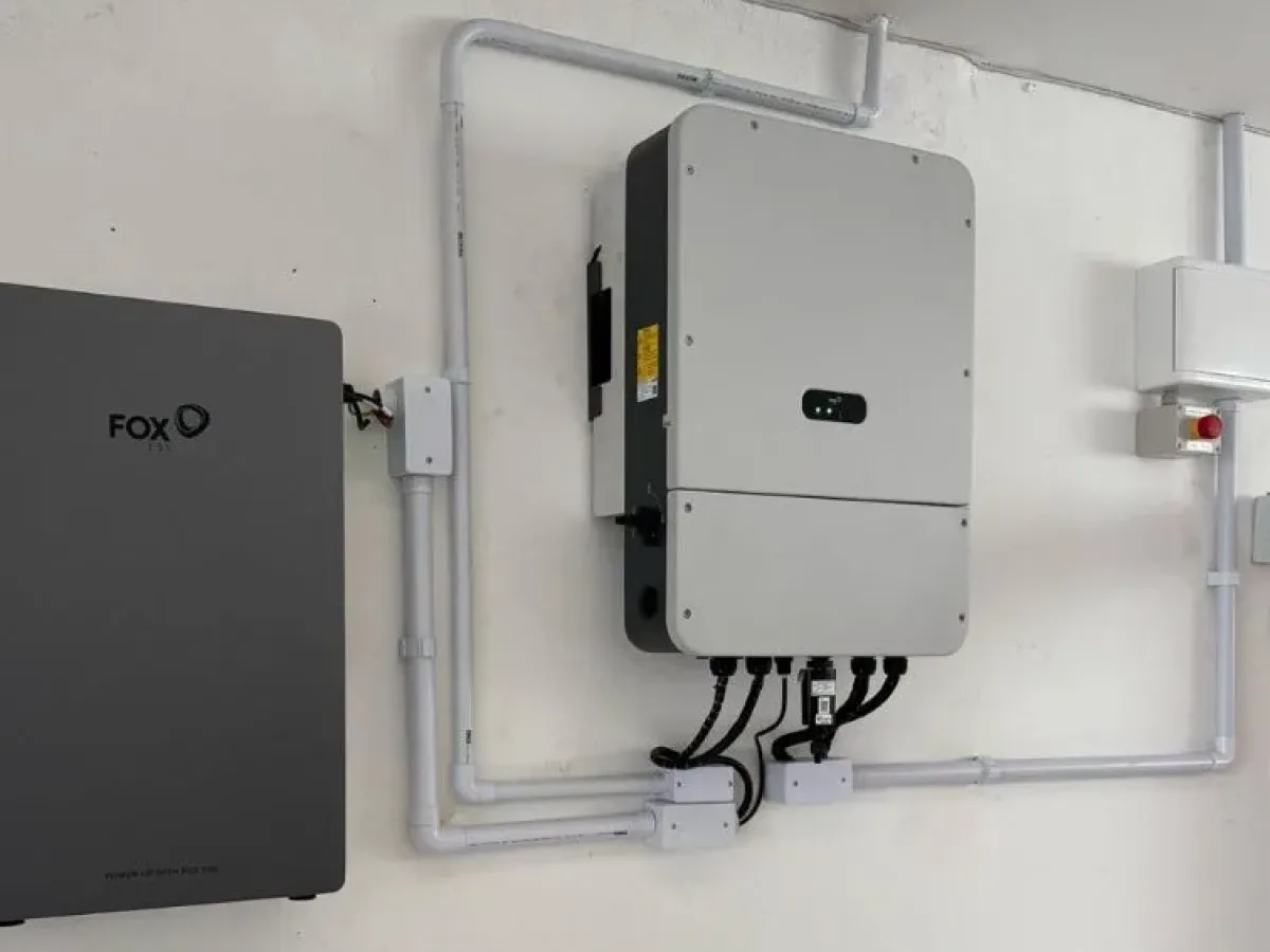 Inversor híbrido da Fox ESS opera cargas em 127/220 V no mesmo sistema