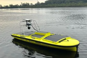 Barco movido a energia solar monitora qualidade da água na Amazônia
