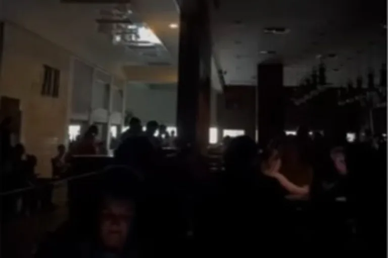 Canal Solar - Apagões em shoppings expõem prejuízos e reforçam a importância da energia solar com baterias