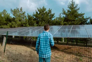 Homem ao lado de placas solares