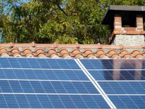 Telhado com placas solares