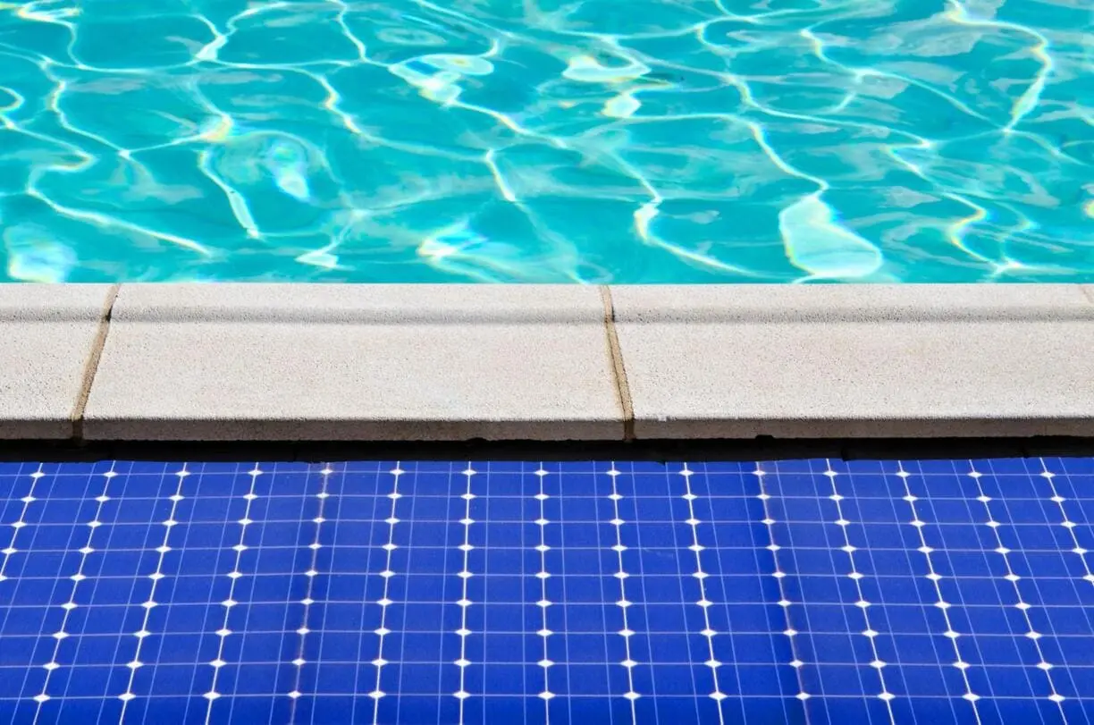 placas solares na borda da psicina