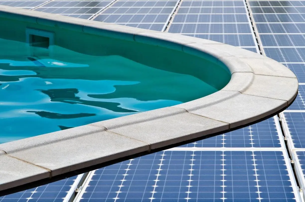 placas solares da borda da piscina