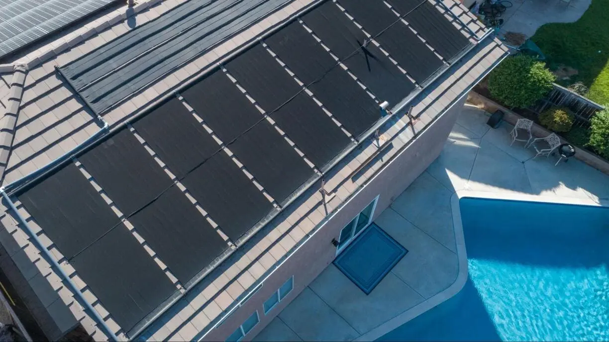 Canal Solar - Casa com sistema de energia solar para piscina instalado no telhado