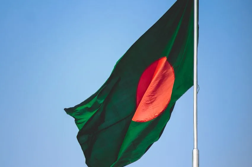 Energia solar leva água potável a vilas costeiras de Bangladesh