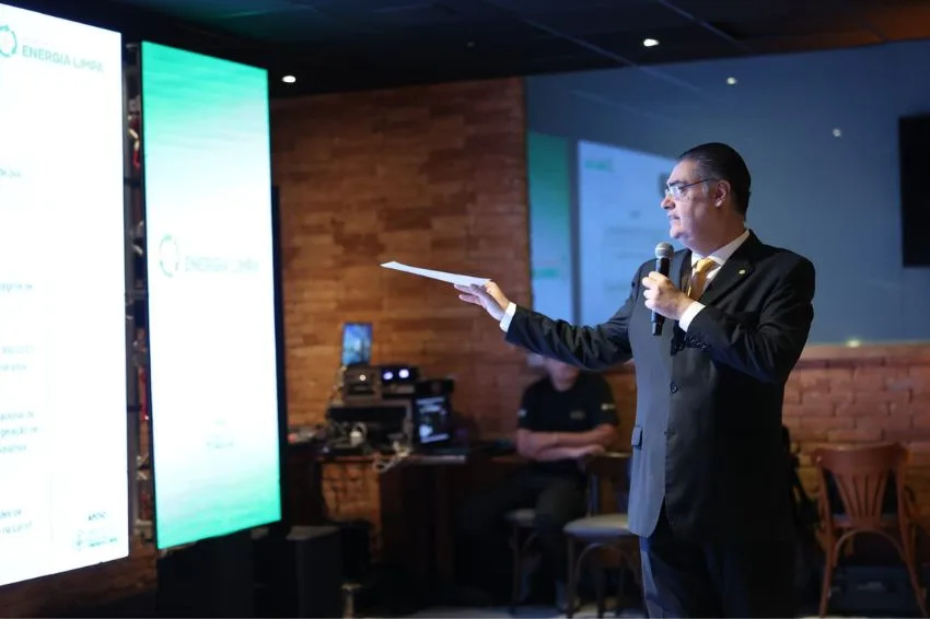 Canal-Solar - FREPEL reúne parlamentares e setor elétrico para debater desafios da energia limpa