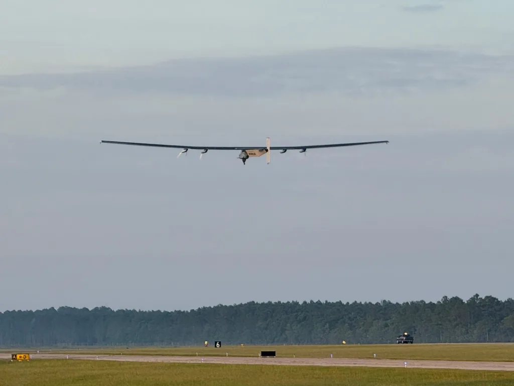 Aeronave não tripulada movida a energia solar voa por 73 horas consecutivas