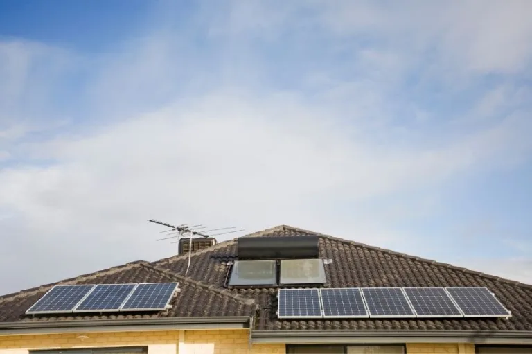 Canal Solar - Bandeira vermelha encarece a conta de luz, mas GD solar ajuda a proteger o consumidor, diz ABSOLAR