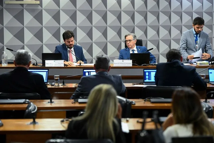 Canal Solar - Comissão aprova relatório da MP 1.300 com ampliação de tarifa social