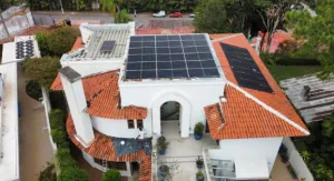 Casa com elevador garante energia ininterrupta com sistema solar híbrido