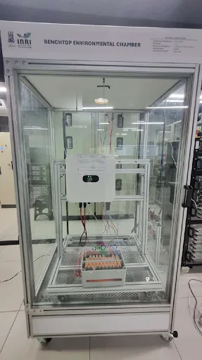 Figura 1 - Inversor Huawei na câmara de ensaio