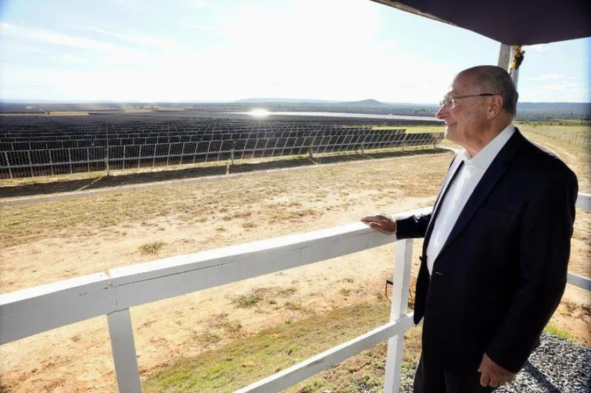 Canal Solar - Celeiro de energia solar Brasil vive contradições entre discurso e realidade