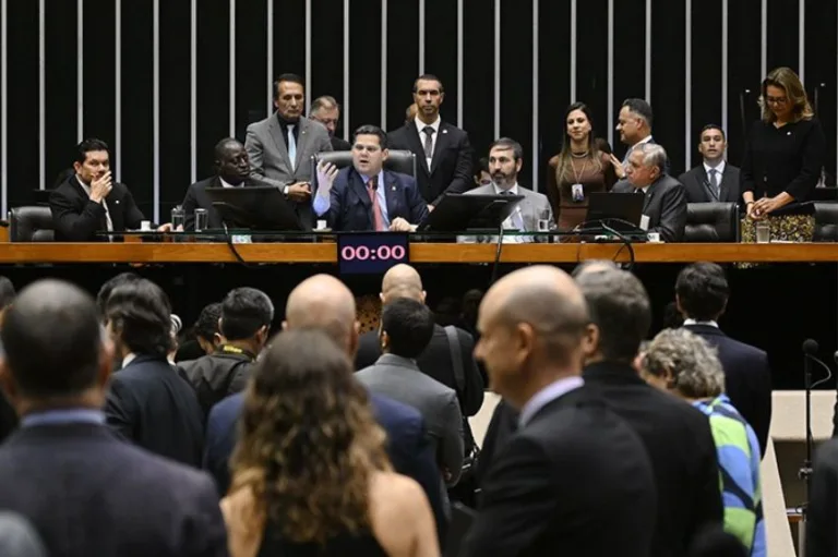 Canal Solar - Congresso aprova MP 1.304 sem cobrança sobre geração distribuída