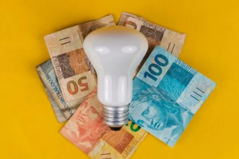 Canal Solar - Conta de luz acumula alta de 16% em 2025 e deve subir mais 8% em 2026
