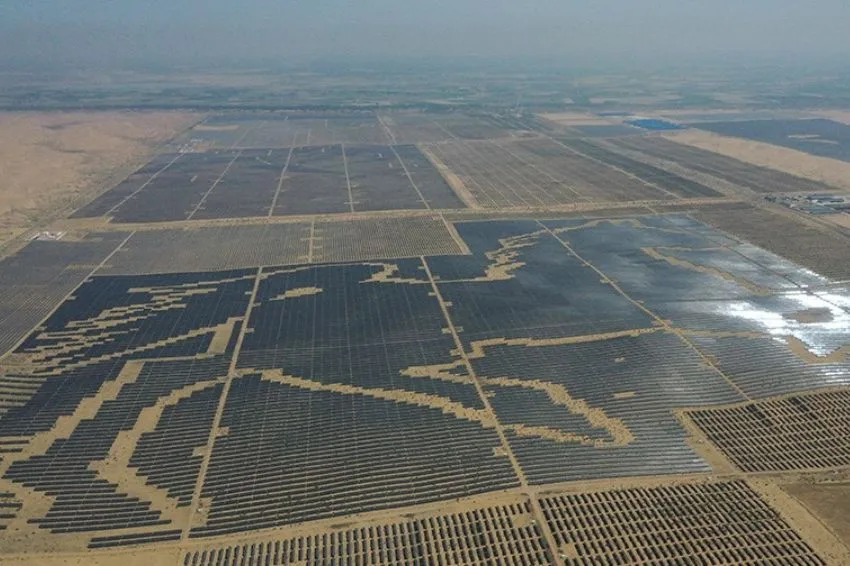 China builds “Solar Great Wall” in desert with clean energy and reforestation