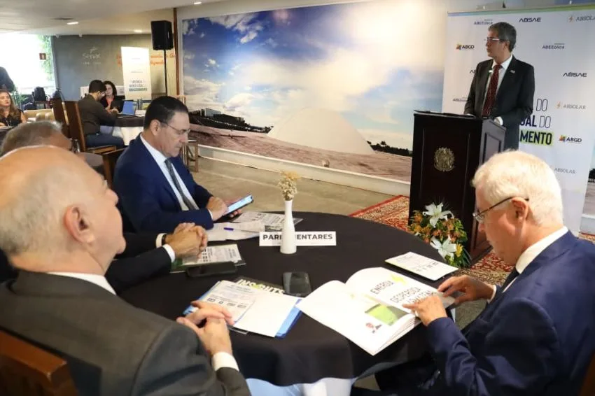 Canal Solar - Setor de renováveis discute Marco Legal do Armazenamento em café da manhã com senadores