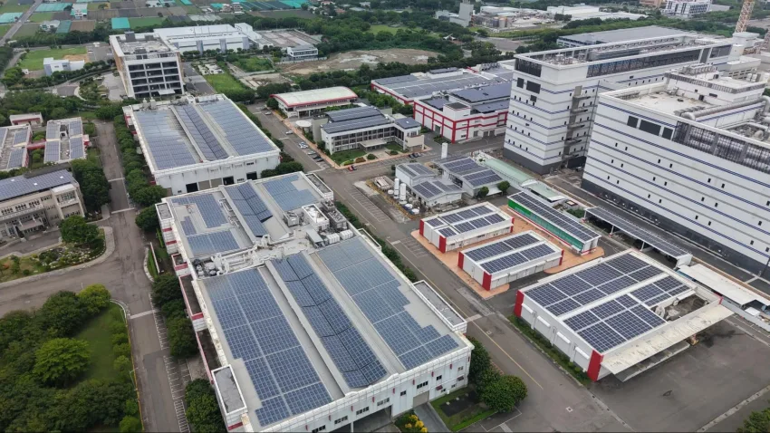 Diversos prédios de empresa com painéis de energia solar no telhado