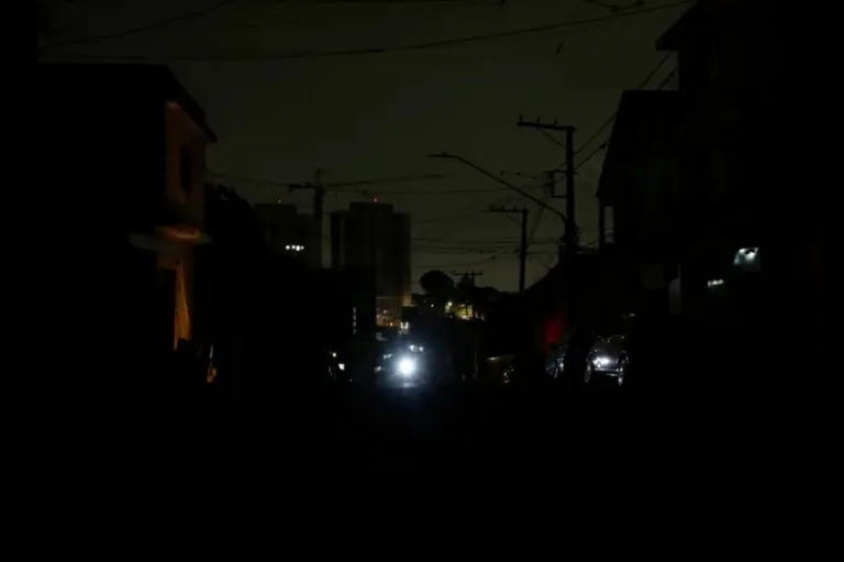 Canal Solar - Crise na Enel extrapola apagão com cobranças por intervenção, multas e prisão