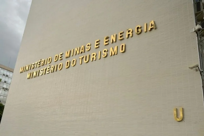 MME lança Consulta Pública para reparação de perdas por cortes em solar e eólica