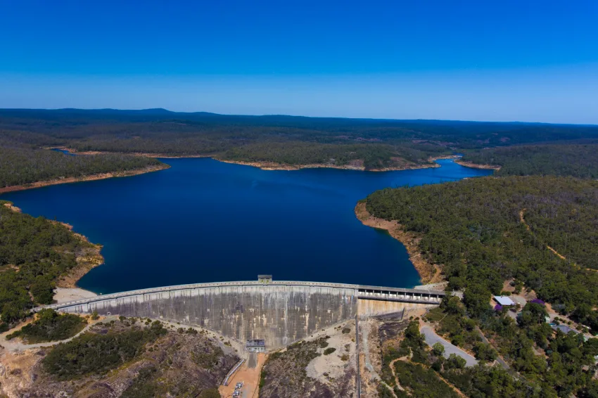 Heat waves increase energy consumption, and the National System Operator (ONS) warns about reservoir levels in the South.