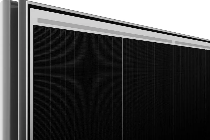 Full-screen and conventional technology mark the new 650 W module from DAH Solar.