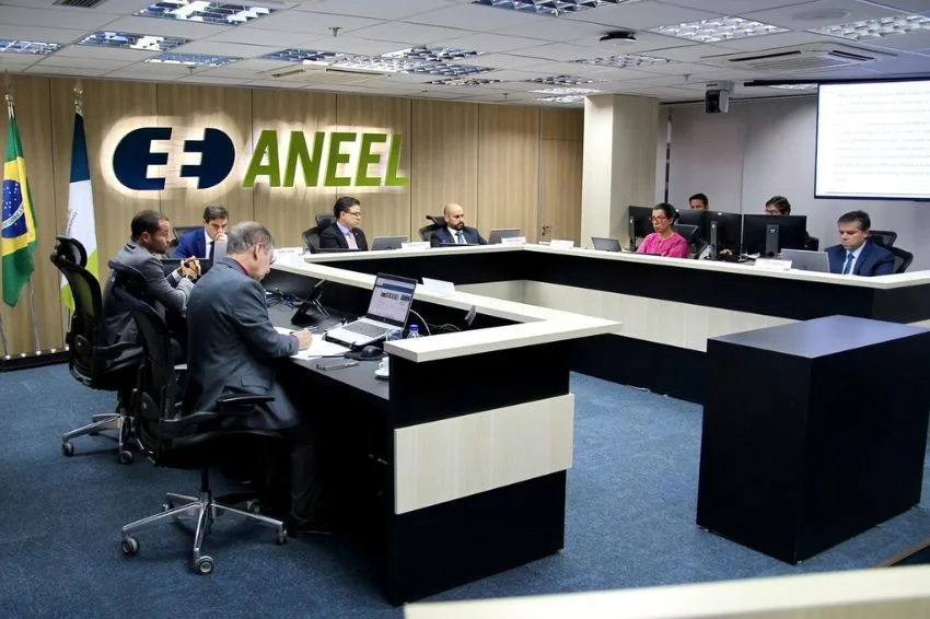 ANEEL aprova edital de leilão de transmissão, mas impasse sobre lotes pode adiar parte das obras