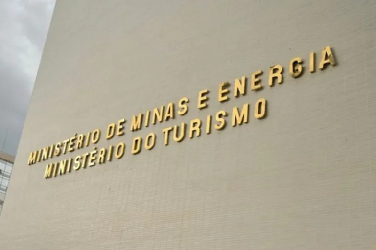 Agenda do MME inclui LRCAP para baterias e análise do horário de verão