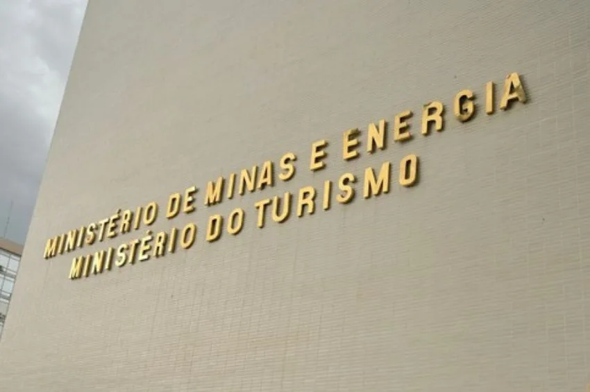 Agenda do MME inclui LRCAP para baterias e análise do horário de verão