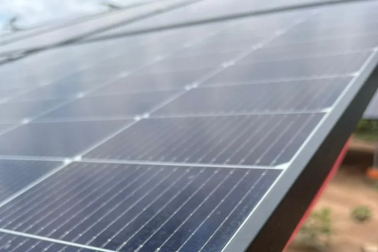 DAH Solar apresenta módulos fotovoltaicos com frame de compósito