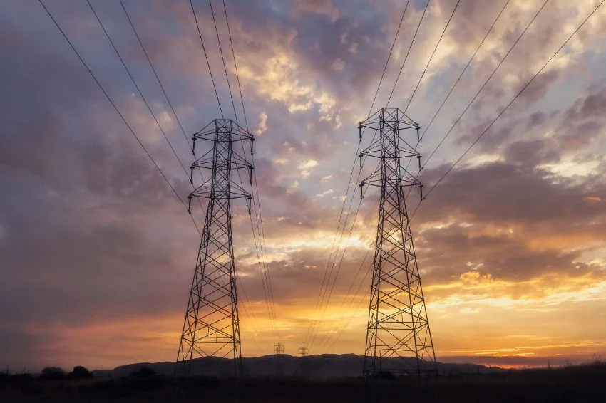 Mesmo com “transmissão infinita”, falta carga para absorver tanta renovável durante o dia