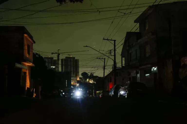 A pesquisa, realizada nas últimas semanas com entrevistados de todas as regiões do país, também indica que 95% da população vivenciou pelo menos uma interrupção no fornecimento de energia no último ano. Entre os entrevistados, cerca de 38% relataram ter enfrentado entre três e cinco quedas de energia, enquanto 13% disseram ter passado por mais de dez ocorrências de blecautes no mesmo período. Impactos no dia a dia As interrupções no fornecimento de energia afetam diretamente a rotina da população. De acordo com o levantamento, 68% dos entrevistados apontaram a interrupção no trabalho como um dos principais impactos. Outros efeitos citados foram a suspensão de atividades de lazer ou entretenimento (58%) e a dificuldade para realizar tarefas domésticas (56%). Diante das falhas no fornecimento, muitos brasileiros recorrem a soluções improvisadas. O estudo indica que 81% das pessoas utilizam fontes alternativas de iluminação, como velas e lanternas, durante os apagões. “A falta de energia não é apenas um incômodo para a população, ela pode trazer prejuízos consideráveis para famílias e empresas. A paralisação do trabalho, além da perda de alimentos e aparelhos eletrônicos, são apenas alguns dos prejuízos”, disse Patrick von Schaaffhausen, CEO da Descarbonize Soluções.