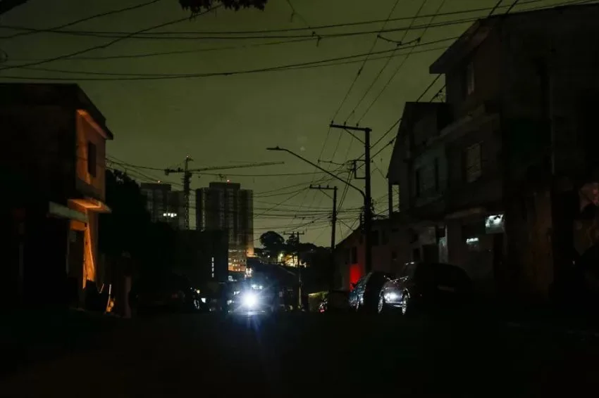 A pesquisa, realizada nas últimas semanas com entrevistados de todas as regiões do país, também indica que 95% da população vivenciou pelo menos uma interrupção no fornecimento de energia no último ano. Entre os entrevistados, cerca de 38% relataram ter enfrentado entre três e cinco quedas de energia, enquanto 13% disseram ter passado por mais de dez ocorrências de blecautes no mesmo período. Impactos no dia a dia As interrupções no fornecimento de energia afetam diretamente a rotina da população. De acordo com o levantamento, 68% dos entrevistados apontaram a interrupção no trabalho como um dos principais impactos. Outros efeitos citados foram a suspensão de atividades de lazer ou entretenimento (58%) e a dificuldade para realizar tarefas domésticas (56%). Diante das falhas no fornecimento, muitos brasileiros recorrem a soluções improvisadas. O estudo indica que 81% das pessoas utilizam fontes alternativas de iluminação, como velas e lanternas, durante os apagões. “A falta de energia não é apenas um incômodo para a população, ela pode trazer prejuízos consideráveis para famílias e empresas. A paralisação do trabalho, além da perda de alimentos e aparelhos eletrônicos, são apenas alguns dos prejuízos”, disse Patrick von Schaaffhausen, CEO da Descarbonize Soluções.