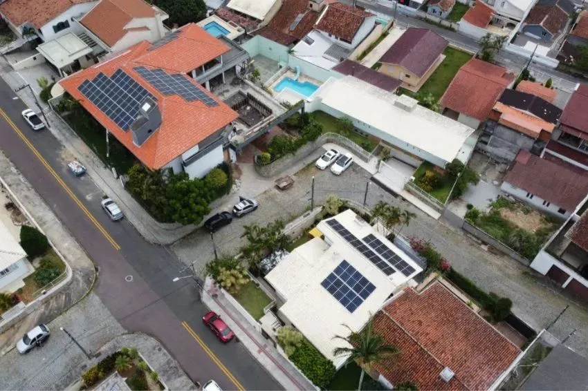 Buscas por energia solar crescem 52% em meio à preocupação com conta de luz