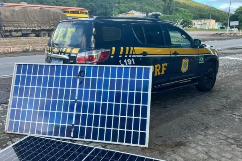 Canal Solar - Caminhão com painéis solares tomba na BR-116 e carga é saqueada