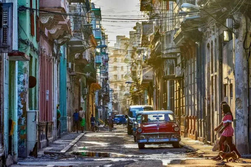 Apagões prolongados agravam crise energética em Cuba em 2026