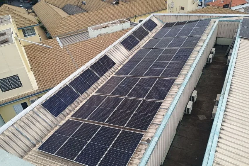 Inversores da Canadian Solar viabilizam geração zero grid em escola com rede saturada