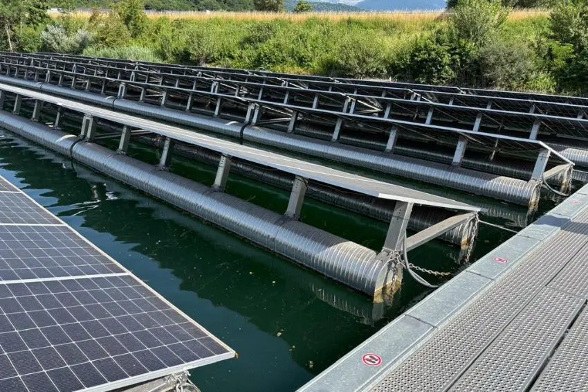 Solução para usinas flutuantes incorpora “minifábrica” e produção de 1 MWp por semana