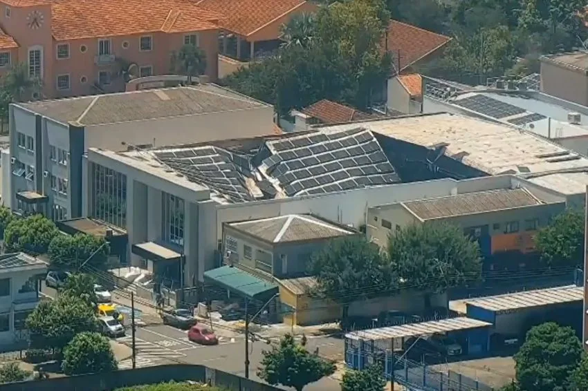 Canal Solar - Telhado com painéis solares da Igreja Assembleia de Deus desaba em Londrina