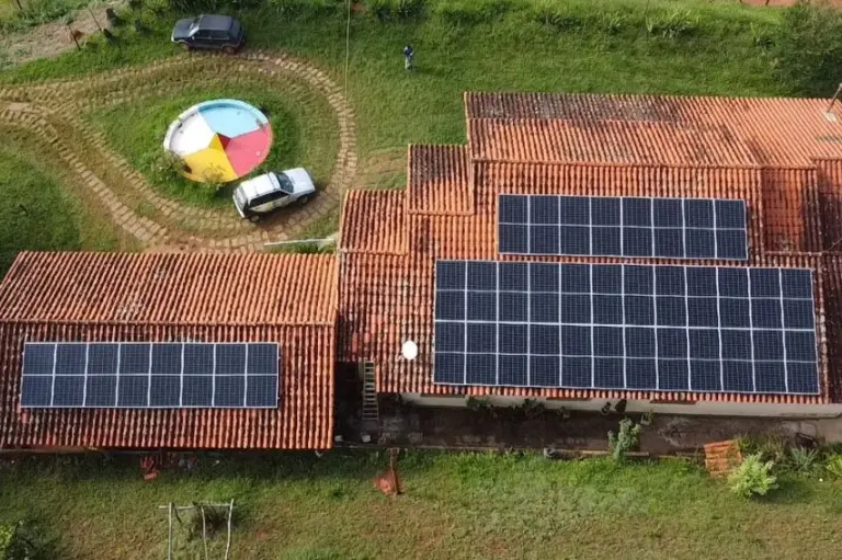 A próxima crise do petróleo será vencida nos telhados e nas baterias