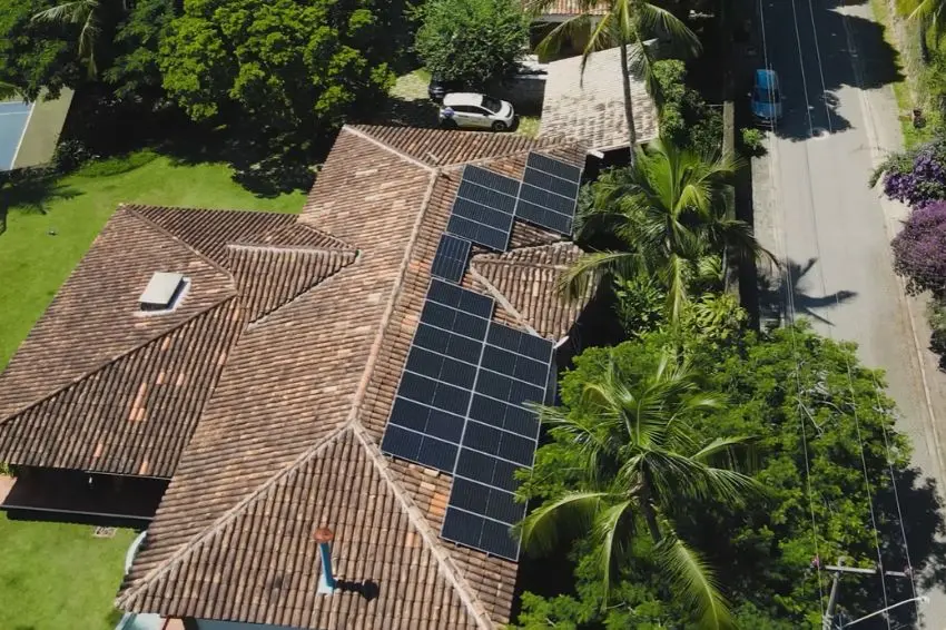 Canal Solar - Cansados de apagões, moradores adotam energia solar com baterias e deixam de depender da rede