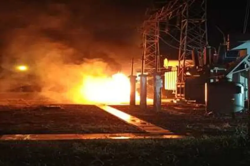 Canal Solar - Curto-circuito provoca incêndio em subestação da Celesc e deixa 57 mil unidades sem energia