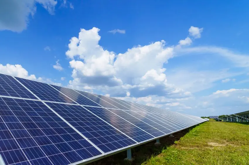 Canal Solar - Custo da energia solar cai 87% e das baterias 93% desde 2010