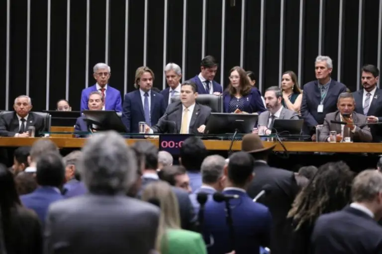 Canal Solar - Deputados pedem urgência para barrar LRCAP que contratou 19 GW fósseis