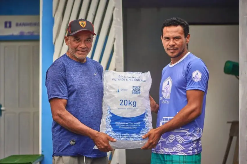 Energia solar viabiliza fábrica de gelo e muda rotina de pescadores no Amazonas
