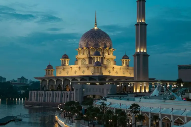 Malaysia announces 1,6 GWh of batteries for 2027.