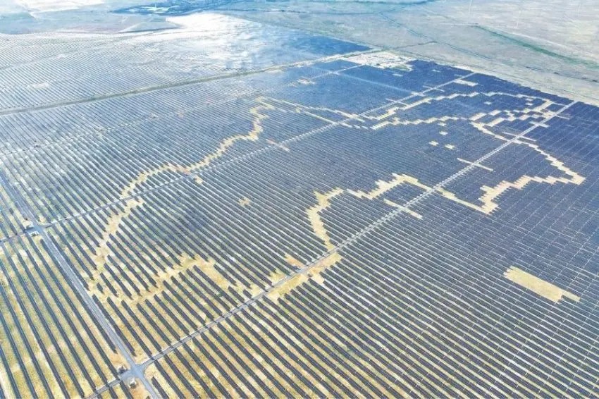 Canal Solar - Mega usina solar com armazenamento e IA entra em operação na China