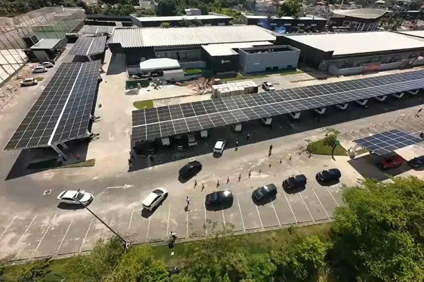 Canal Solar - Outlet Premium Salvador inaugura eletroposto com 80 carregadores ultrarrápidos e sistema BESS