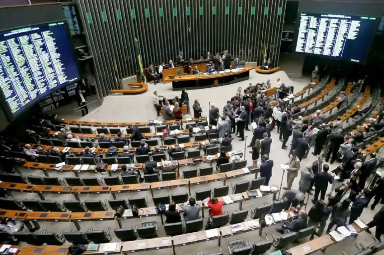 Canal Solar - Projeto de lei propõe acabar com cobrança do Fio B sobre a GD