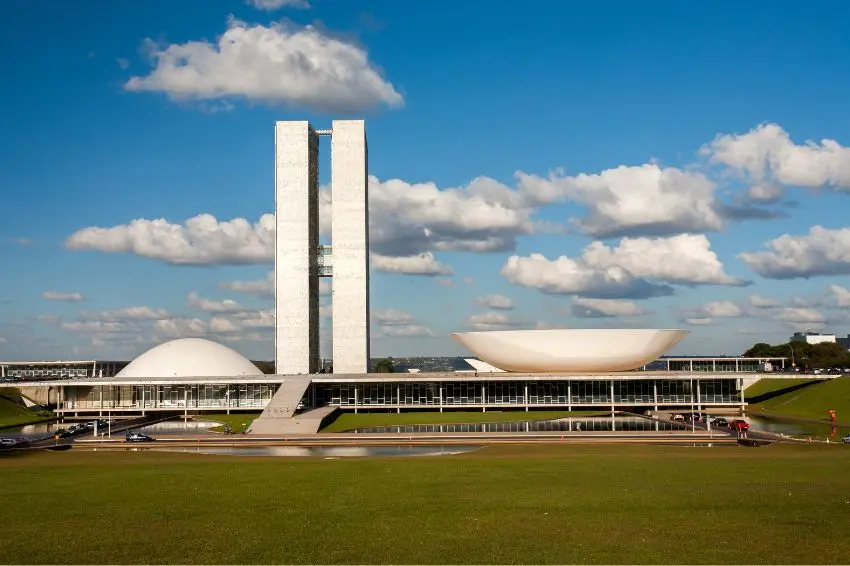 Canal Solar - Projeto que limita atuação de distribuidoras na GD avança na Câmara