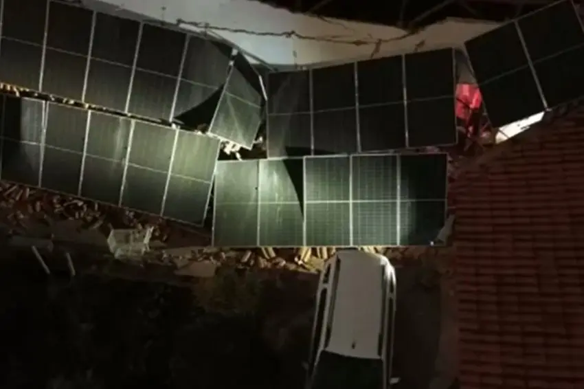 Canal Solar - Telhado de lar de idosos desaba; prefeitura aponta sobrecarga com painéis solares